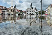 S BLÍŽÍCÍMI SE MRAZY města a obce musí zazimovat kašny i jiné vodní atrakce. Ne jinak je tomu i ve Stříbře, odkud je náš snímek, kde do vodních zrcadel se voda vrátí zase až zjara. 