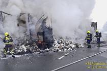 Dálnici D5 u Rozvadova ve směru na Prahu uzavřela v pondělí 4. prosince nehoda tří nákladních aut, jeden kamion začal poté hořet.