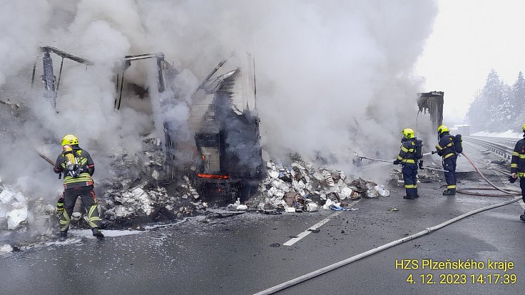 Dálnici D5 u Rozvadova ve směru na Prahu uzavřela v pondělí 4. prosince nehoda tří nákladních aut, jeden kamion začal poté hořet.