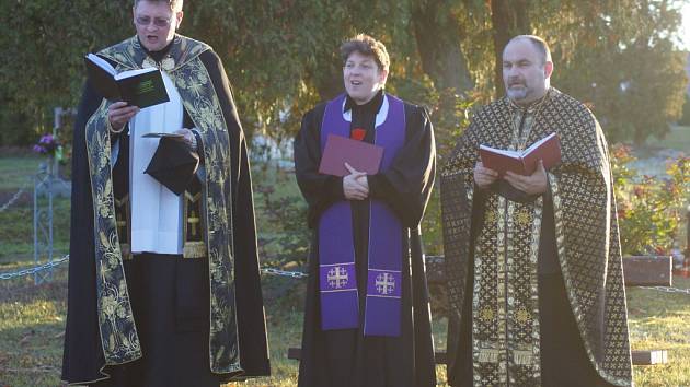 Na centrálním hřbitově v Tachově se sešli zástupci tří církví působících ve jmenovaném městě, aby společně s příchozími uctili vzpomínku na zesnulé. 