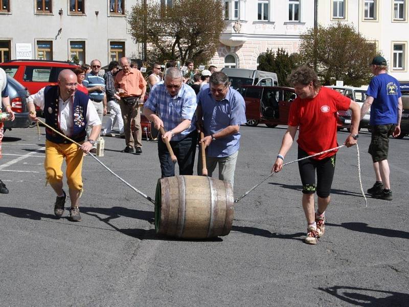 Součásní zahájení nové pivní sezóny bylo také koulení sudů. Parta nadšenů se cestou z bavorského Störnsteinu zastavila mimo jiné také v Tachově.