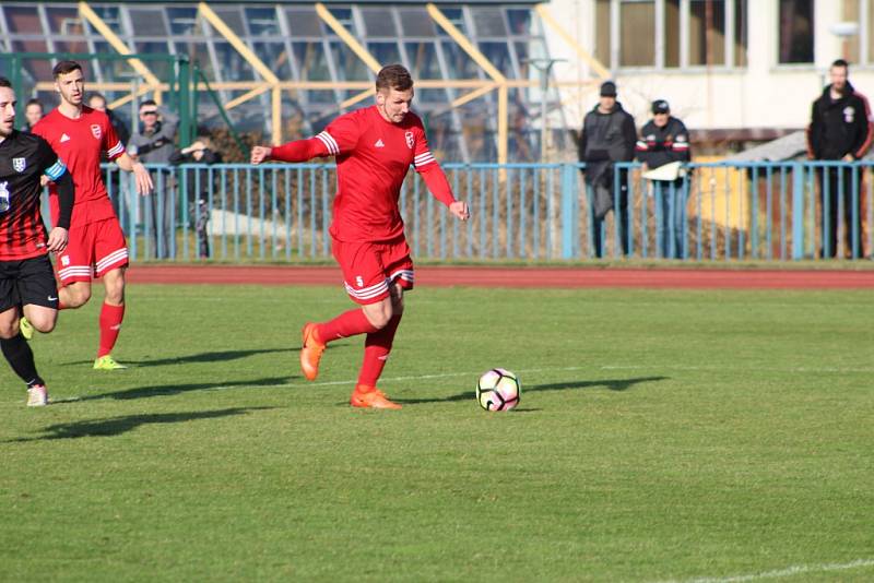 Fotbalisté FK Tachov (v červených dresech) zvítězili potřetí v řadě, tentokrát to odnesla středočeská Dobrovice.