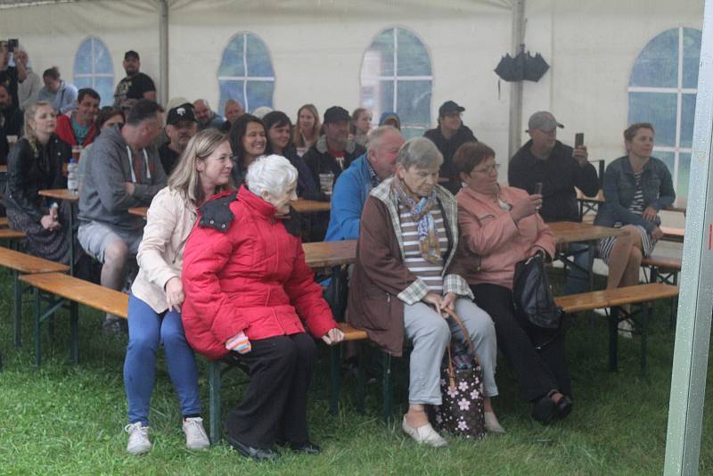 Také odpolední a večerní program Minislavností v Tachově byl poznamenán vytrvalým deštěm.