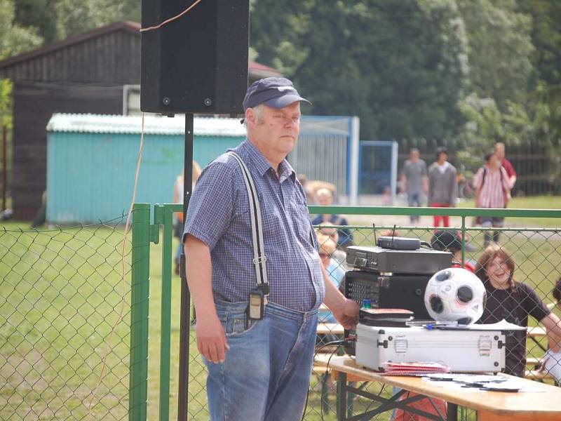 Město otevřelo hřiště s umělou trávou.