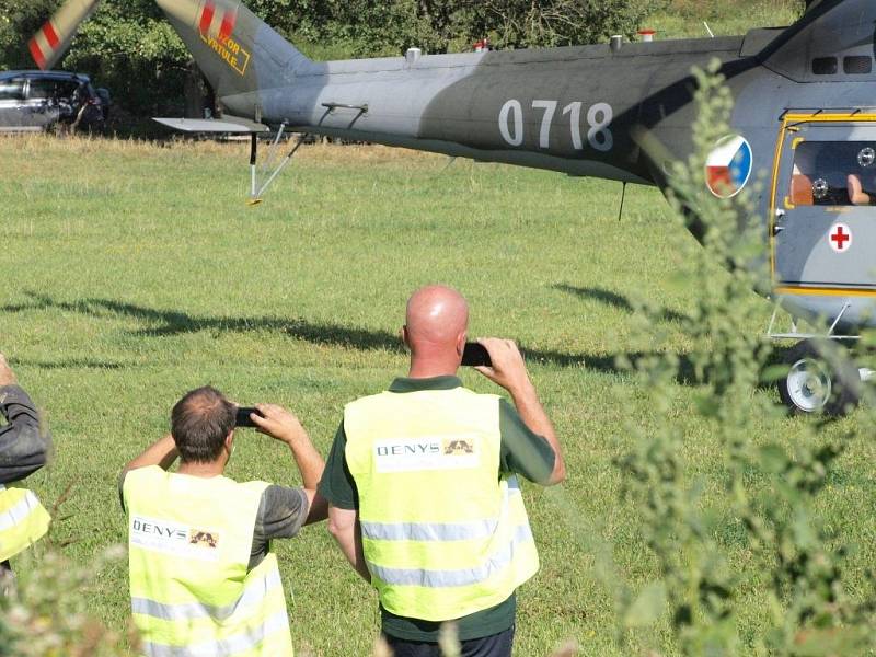 Dva dělníky zavalalila při práci na plynovodu Gazela zemina. Z místa je transportoval vrtulník.