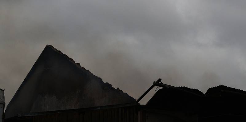 Z místa požáru v Oldřichově.