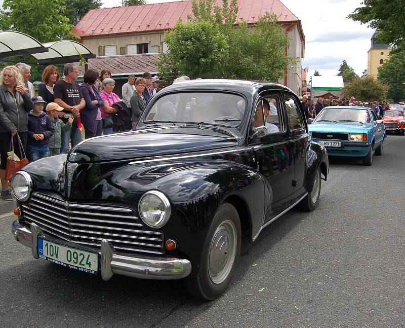 Historická vozidla vyjela na stokilometrovou pouť