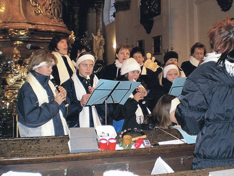 Soubor staré hudby CAVALLA Kladruby a chrámový sbor CANTUS Stříbro pod vedením Stanislavy Mahelové koncertem uzavřel sérii svých adventních a vánočních vystoupení.