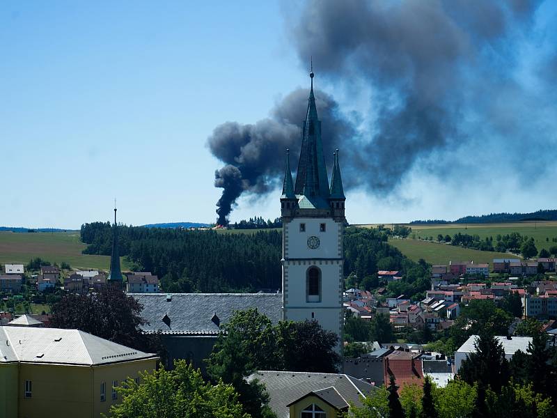 Během pondělního odpoledne došlo nad Tachovem v prostorách jedné z firem k požáru pneumatik