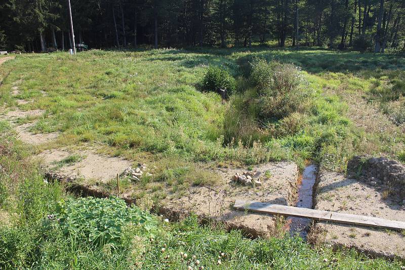 U Čertova mlýna nedaleko Stráže vybudoval Robert Vašíček čtyři rybníky. Černobílý snímek z knihy Cestami krajánků (se svolením autora knihy Zdeňka Procházky) ukazuje podobu mlýna v 50. letech 20. století.