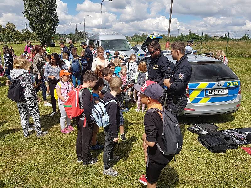 ŠKOLÁCI Z PRVNÍHO STUPNĚ nahlédli pod pokličku práce hasičů, Městské policie a Policie ČR.