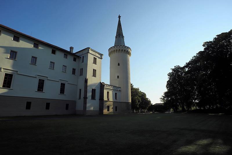 Zámek Bor je hrad přestavěný na novogotický zámek ve stejnojmenném městě v okrese Tachov.