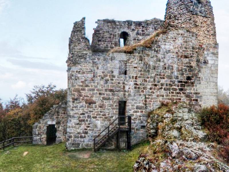 HRAD PŘIMDA. Na nádvoří mohou návštěvníci celoročně kdykoli, v sezóně mohou navíc využít službu průvodce,  který je  zavede například i dovnitř jinak nepřístupné věže. 