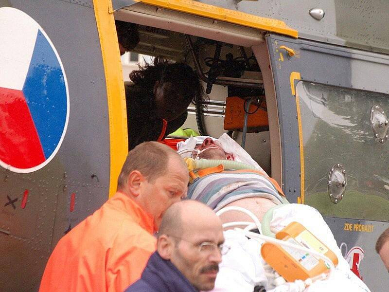Muže transportoval vrtulník na emergency