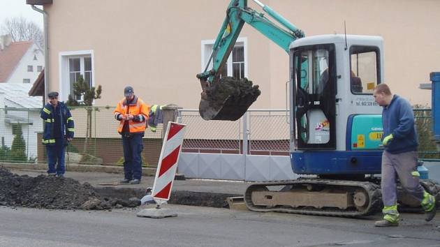 PRACOVNÍ ČETY zjišťovaly a odstraňovaly od pátečního rána poruchu na vedení plynu v Palackého ulici ve Stříbře.