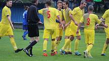 Tatran Chodov (ve žlutém) - TJ Chodský Újezd (v modrém) 2:2 (2:0), PK 3:4.