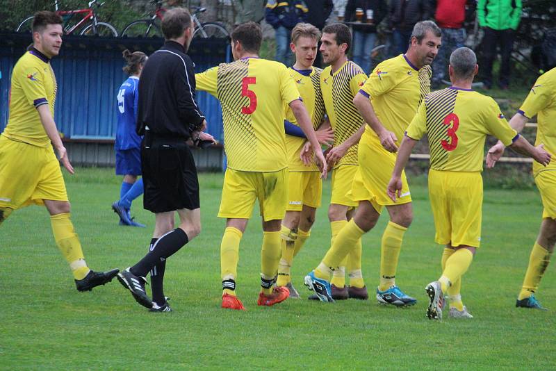 Tatran Chodov (ve žlutém) - TJ Chodský Újezd (v modrém) 2:2 (2:0), PK 3:4.