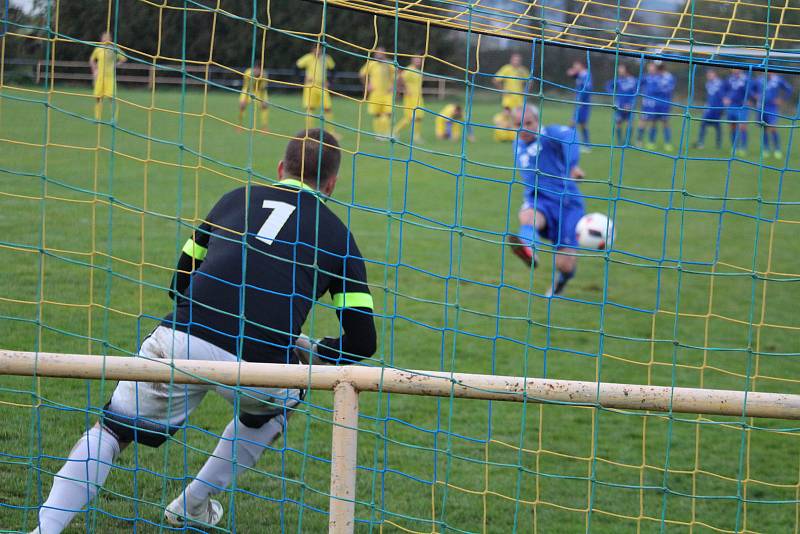 Tatran Chodov (ve žlutém) - TJ Chodský Újezd (v modrém) 2:2 (2:0), PK 3:4.