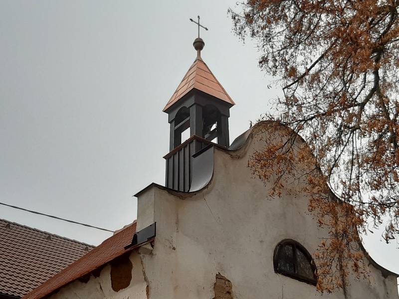 Kaplička ve Vrbici dostala novou střechu a zvoničku.