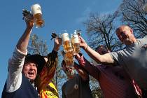 Koulení pivního sudu a slavnostní zahájení pivní sezóny v Chodovaru.