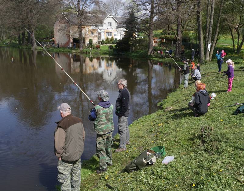 Návesný rybník obsadili závodící rybáři