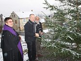 P. Benedikt, starosta K. Lázní Karel Týzl a František Fabík při rozsvěcení vánočního stromu.