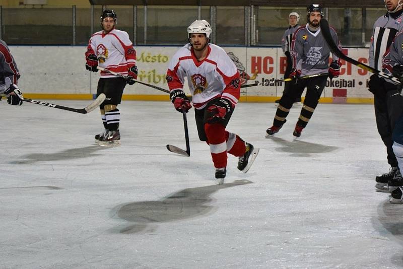 Utkání stříbrské Naší hokejové ligy (NHL) mezi HC Rudé Rozety (bíločervené dresy) a Úlicemi.