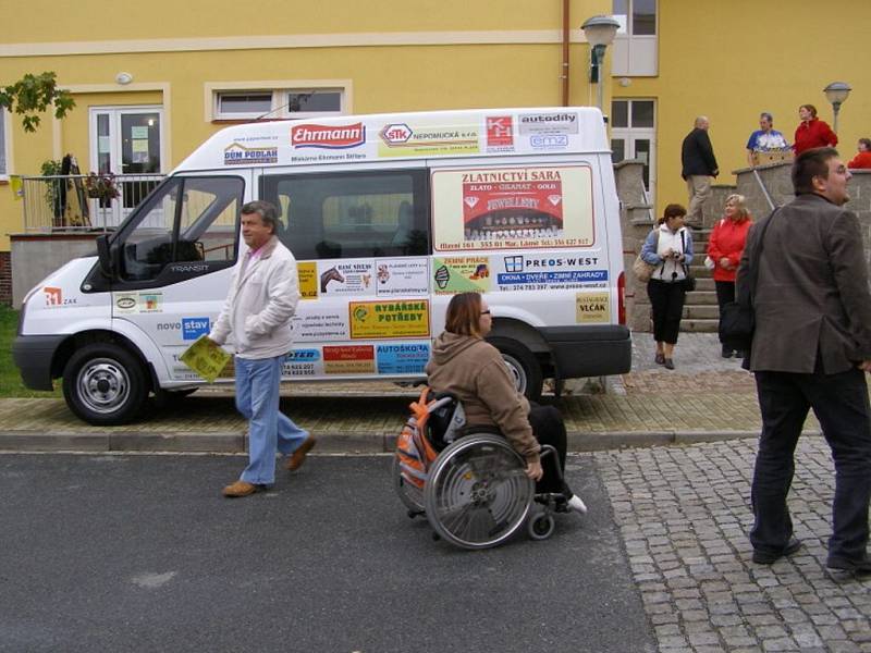 Černošínské Středisko Víteček dostalo sociální automobil Projekt.