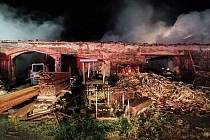 Pernou noc zažili profesionální i dobrovolní hasiči při nočním hašení požáru budovy pily v Nynkově u Svojšína.