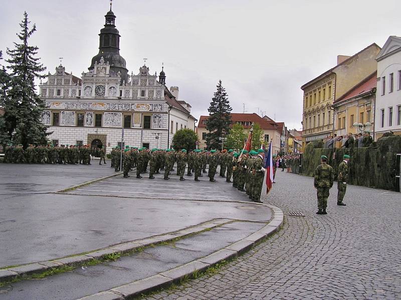 Archivní snímky z posledního vystoupení výcvikového střediska ve Stříbře před jeho ukončením. Akce se konala 11.6.2005 při stříbrských slavnostech. í.