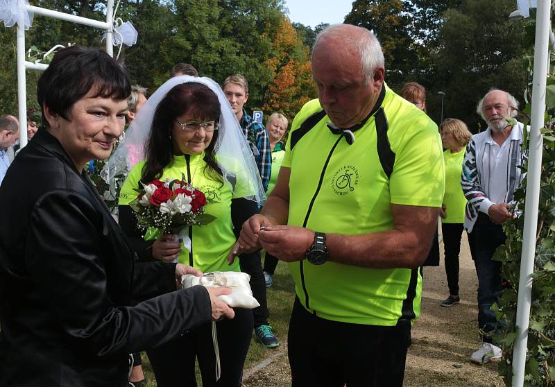 Při cyklistické svatbě si ženich odvezl nevěstu na kárce za kolem