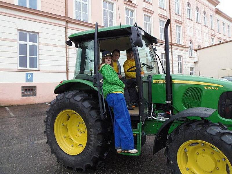 S cedulemi a nadšením vítali studenti stříbrské školy nový traktor, které zakoupila škola pro zkvalitnění výuky