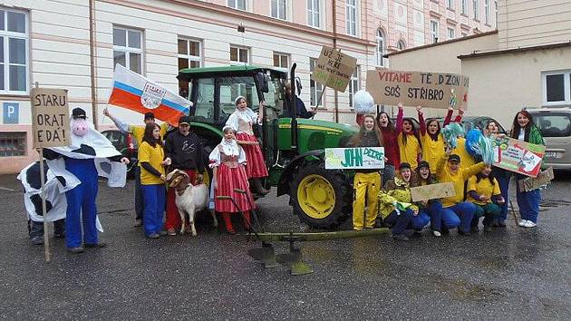 S cedulemi a nadšením vítali studenti stříbrské školy nový traktor, které zakoupila škola pro zkvalitnění výuky