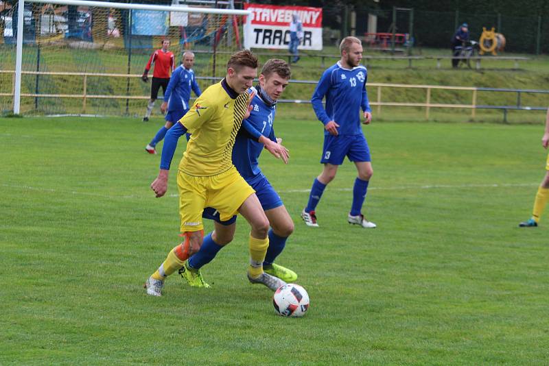 Tatran Chodov (ve žlutém) - TJ Chodský Újezd (v modrém) 2:2 (2:0), PK 3:4.