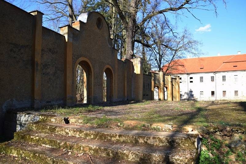 Žlutě značená Naučná stezka Kladruby provede milovníky přírody a historie Kladrub.