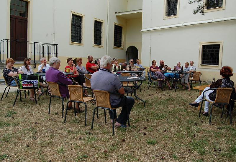 Hosté ze žlutického divadelního spolku Žlutiščan tachovské diváky dobře bavili.