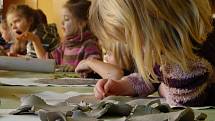 Děti v Mraveništi modelovaly keramické listí