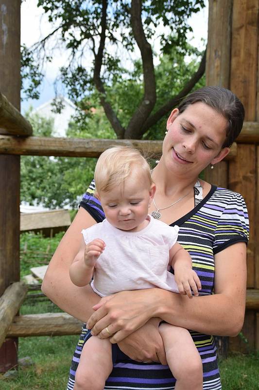 Tereza Fejtová se s manželem stará nejen o čtyři děti, ale i o rozsáhlé hospodářství a keltský skanzen. Foto: Monika Šavlová a Archiv Terezy Fejtové