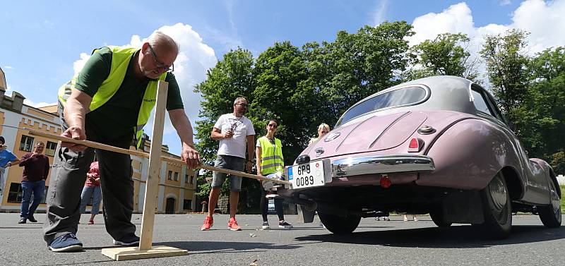 Ze západních Čech i dalších míst se do Chodové Plané v sobotu sjeli majitelé se svými stařičkými automobilovými veterány.