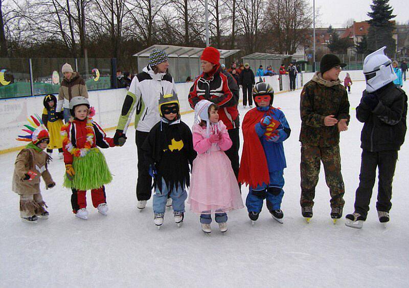 Kluziště patřilo dětem v maskách