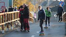 Na novou stezku se po slavnostním otevření vydali cyklisté i pěší rodiče s dětmi.