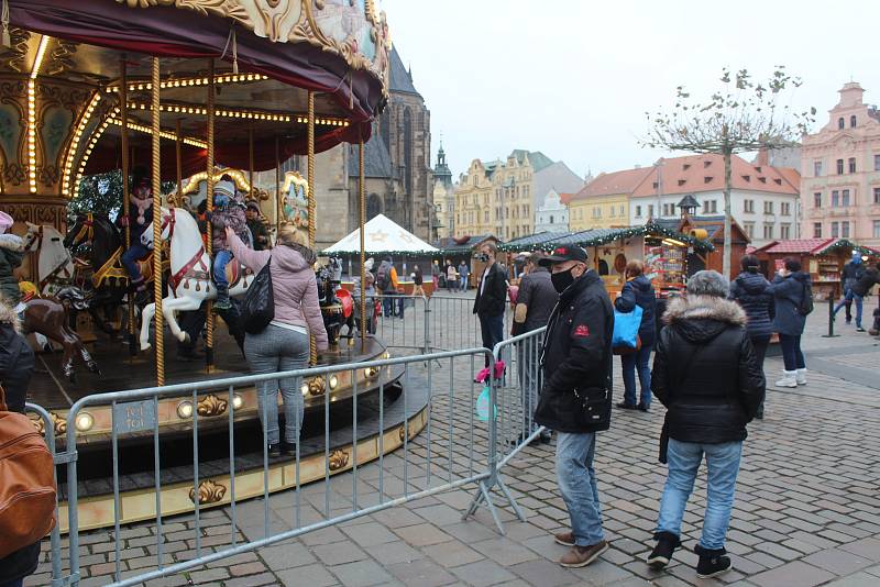 Poslední sobota před vánočními svátky. Adventní a farmářské trhy na plzeňském náměstí a odpoledne v nákupním centru Olympie.