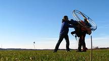 Paragliding je letecký sport. Provozují ho i na letišti v Erpužicích nedaleko Stříbra.