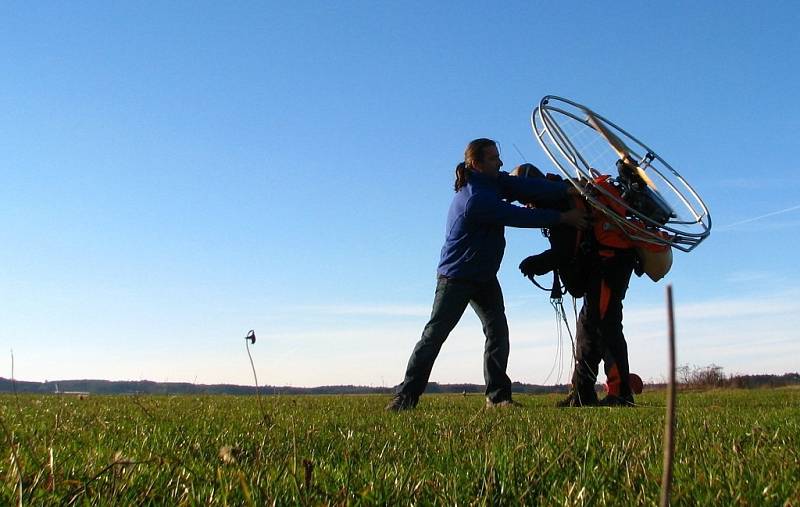 Paragliding je letecký sport. Provozují ho i na letišti v Erpužicích nedaleko Stříbra.