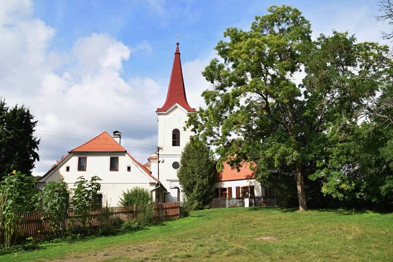 Krásný pohled se nabídne obyvatelům a návštěvníkům Mydlovar v pozdní letní ráno, když jsou ochotni si přivstat a pokochat se údolím kolem Úterského potoka.