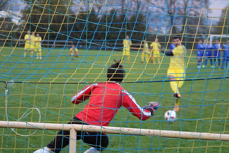 Tatran Chodov (ve žlutém) - TJ Chodský Újezd (v modrém) 2:2 (2:0), PK 3:4.