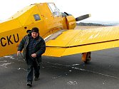 Pilot Bedřich Vávra z Pelhřimova (na snímku) přiletěl v letadle Z37A Čmelák na letiště Kříženec.