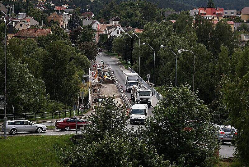 Práce na mostě jsou v druhé půli