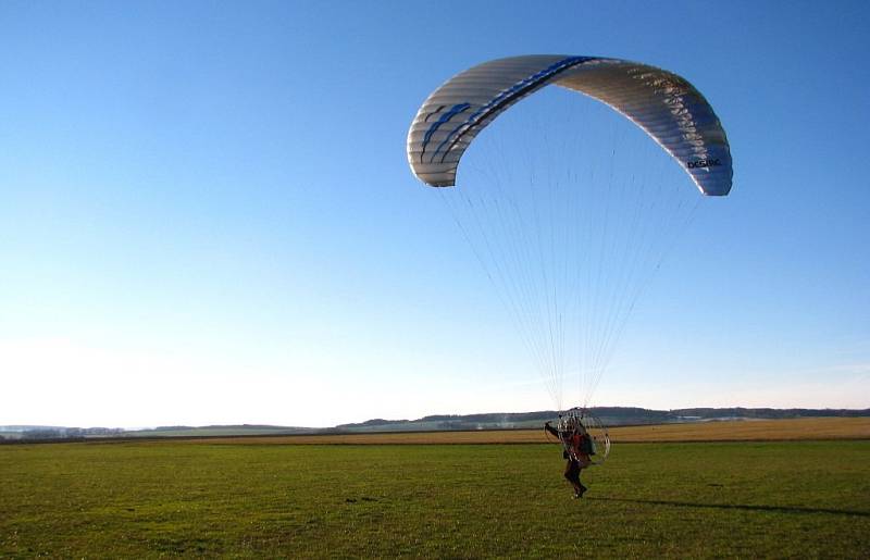 Paragliding je letecký sport. Provozují ho i na letišti v Erpužicích nedaleko Stříbra.