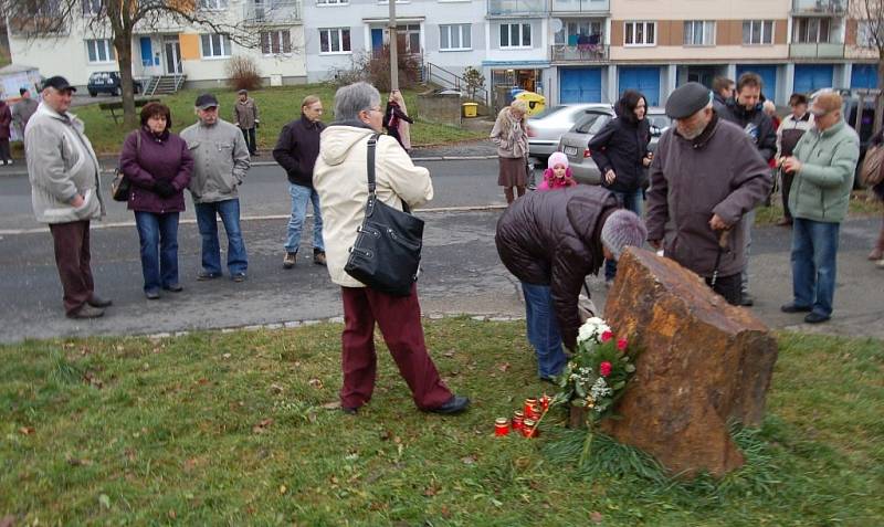 Na oběti neštěstí si přišly zavzpomínat desítky lidí